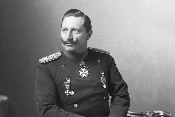Wilhelm II. im Lehnstuhl sitzend