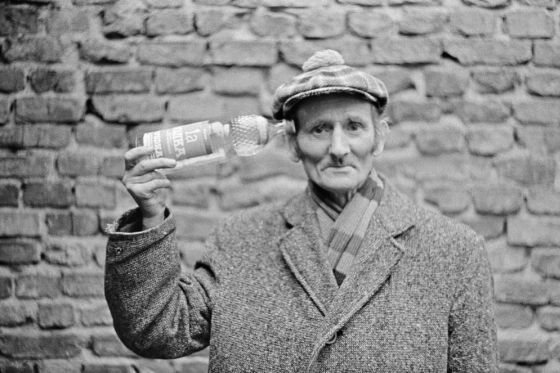Mann mit Wodka - Flasche, Prenzlauer Berg