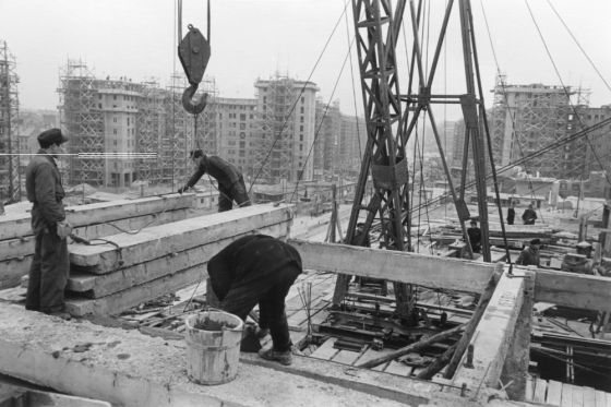 Blick von der Baustelle Strausberger Platz in Richtung Osten in die Stalinallee