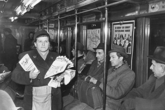 Zeitungsverkäuferin in der U-Bahn