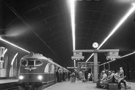 Schnelltriebzug der Deutschen Reichsbahn (DR) der Baureihe VT12.14  für den Fernreiseverkehr.im Ostbahnhof