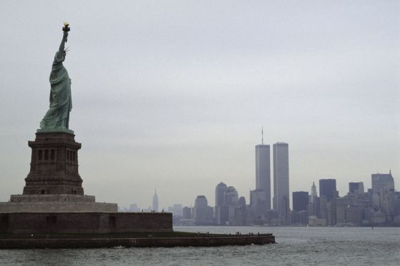Liberty Island und Freiheitsstatue im Hafen von New York