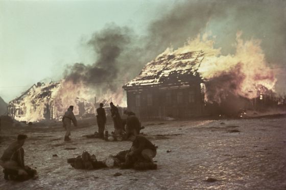 Taktik der verbrannten Erde im Osten - deutsche Soldaten