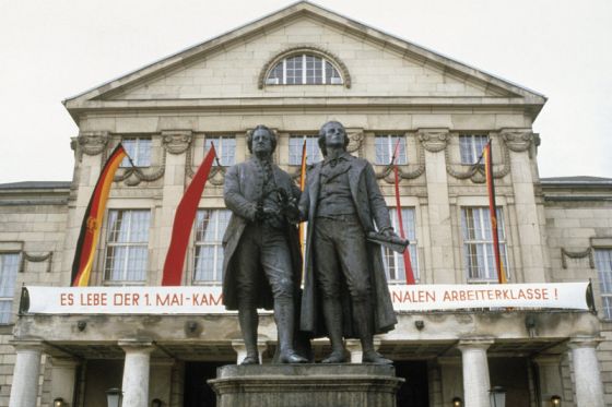 Goethe-Schiller-Denkmal vor dem Nationaltheater mit Fahnenschmuck zum 1. Mai