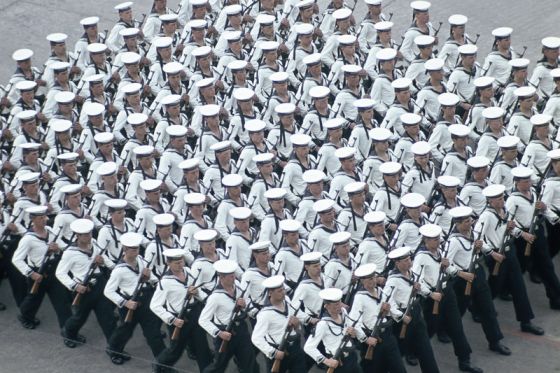 Marschkolonne der Marine während der Militärparade auf dem Marx-Engels-Platz