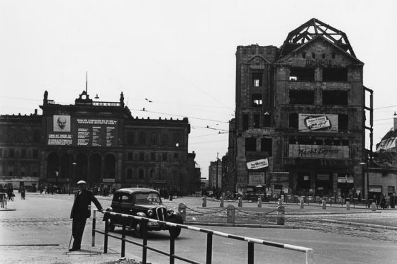 Der Potsdamer Platz mit Potsdamer Bahnhof und Pschorr-Haus (rechts)