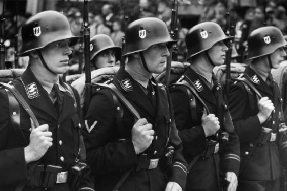 SS-Formation mit aufgepflanztem Bajonett und Sturmgepäck auf dem Reichsparteitag der NSDAP 1937