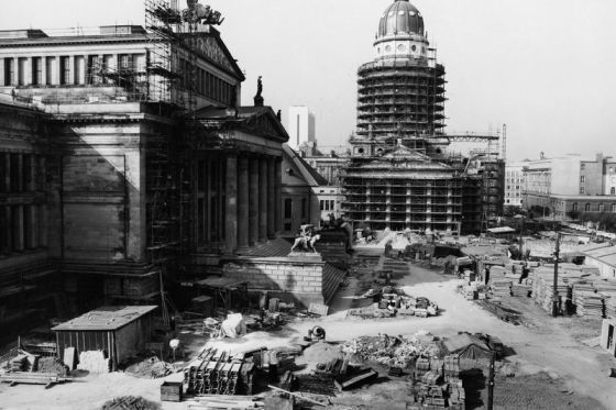 Schauspielhaus und Französischer Dom während der Bauzeit