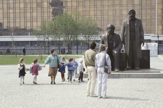 Passanten vor Marx-Engels-Denkmal