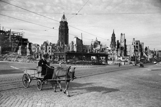 Der Pirnaische Platz in Dresden nach der Zerstörung