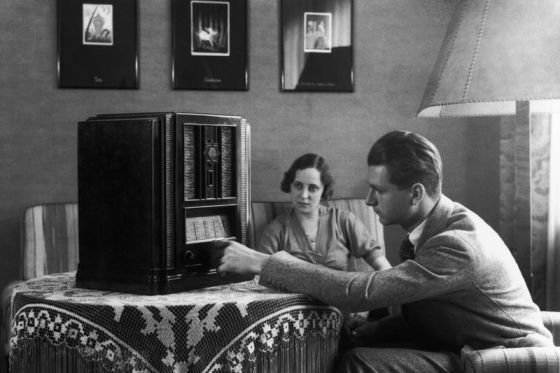 Ehepaar vor einem Rundfunkgerät der Firma Telefunken