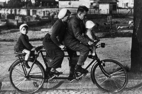 Vierköpfige Familie auf einem Tandem
