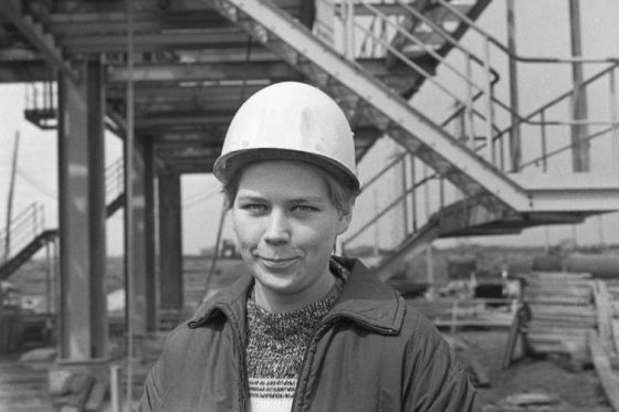Eine Frau im Männerberuf in einer industriellen Anlage