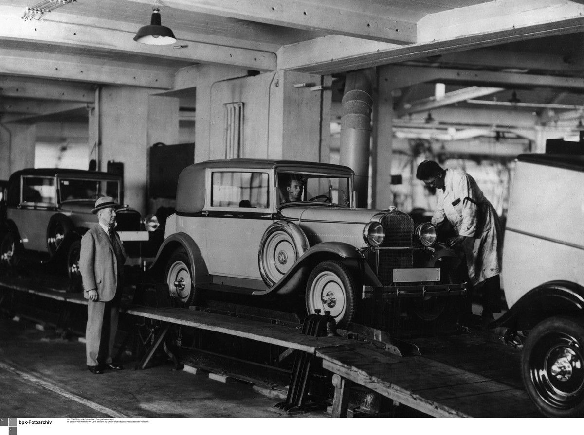 Im Beisein von Wilhelm von Opel wird der 10.000ste Opel-Wagen in Rüsselsheim vollendet.
