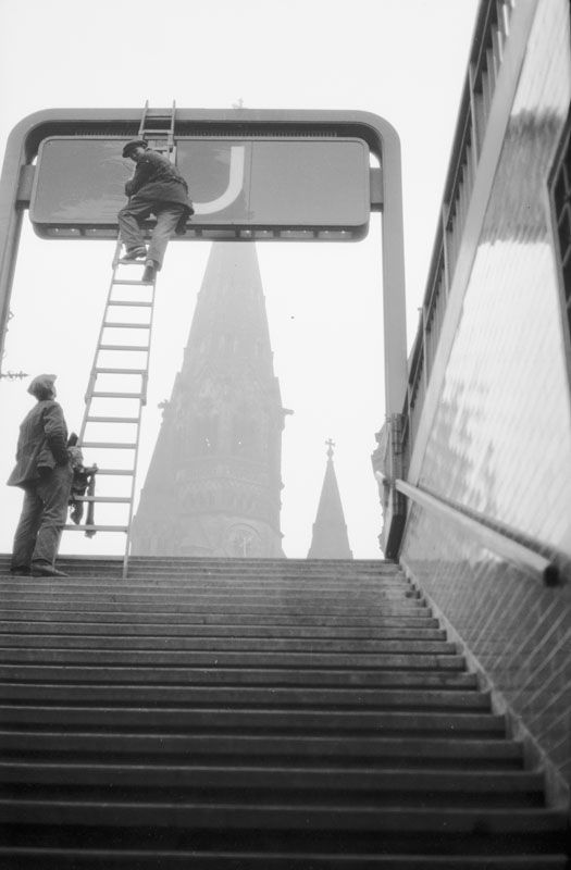 U-Bahn-Eingang an der Gedächtniskirche, Mann auf Leiter