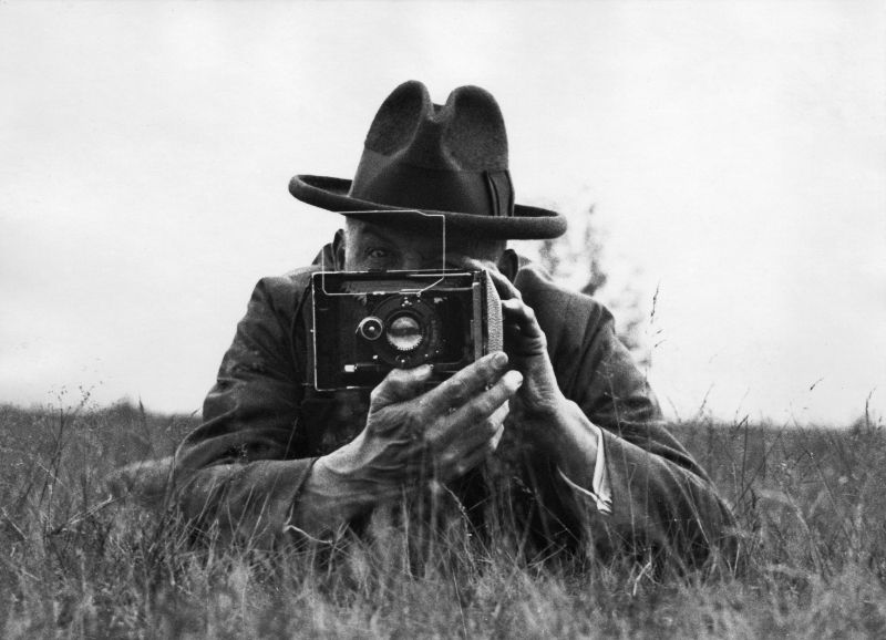 Selbstporträt des Fotografen Friedrich Seidenstücker (1882-1966) mit seiner Kamera