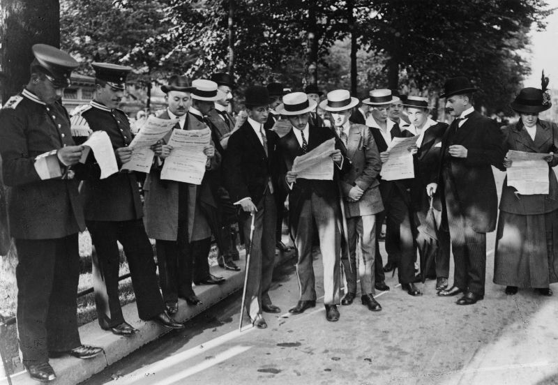 Die Redaktion der "Vossischen Zeitung" verteilt im Tiergarten Extrablätter anlässlich der Verhängung des Kriegsrechts
