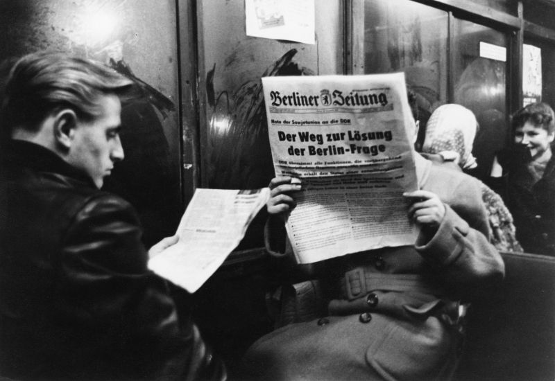 "Lesende S-Bahnfahrer (Alexanderplatz)"
