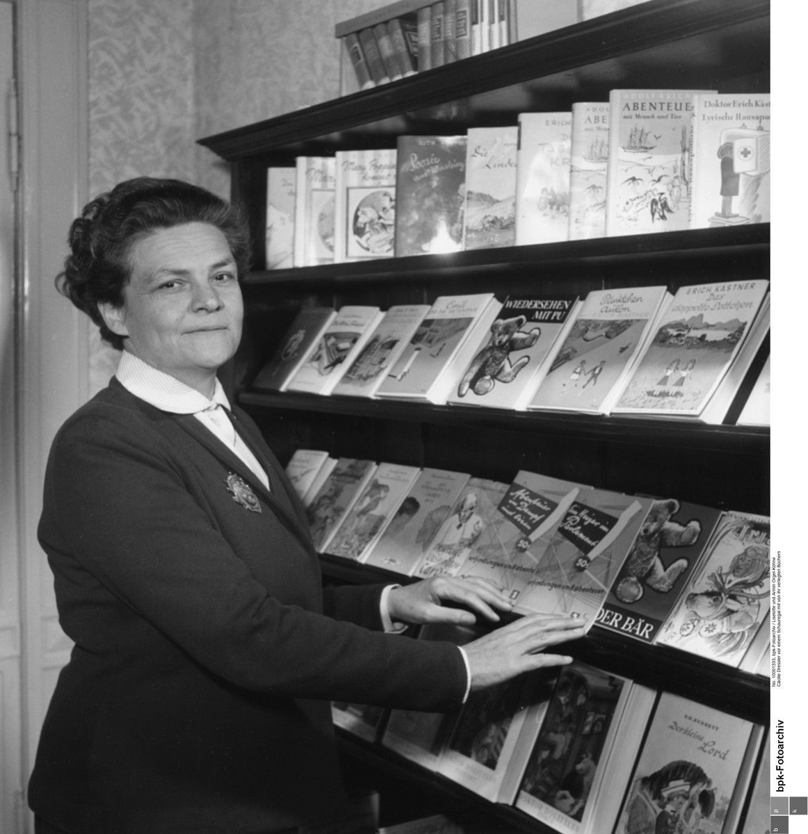 Cäcilie Dressler vor einem Schauregal mit von ihr verlegten Büchern