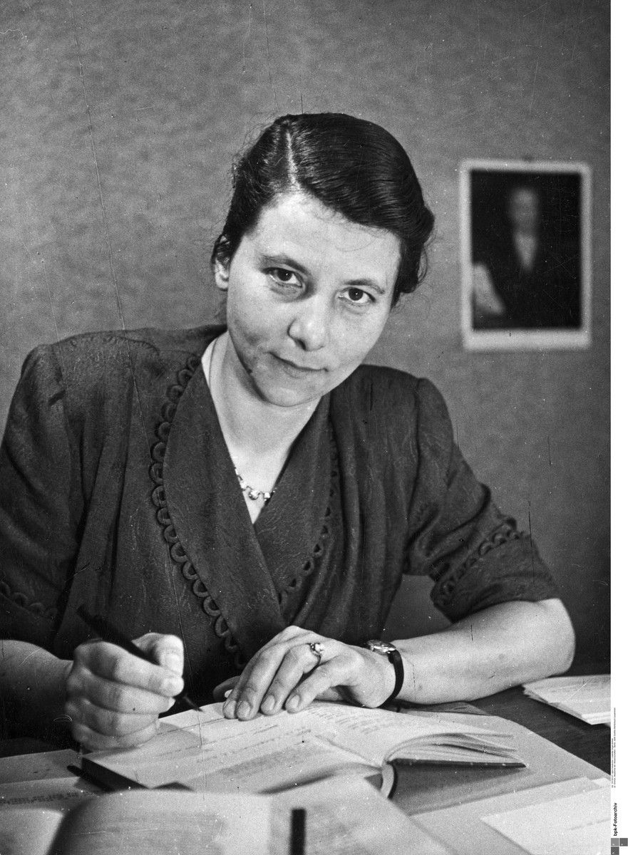 Dr. Emmel, Akademie der Wissenschaften - Berlin, stellt Goethe-Wörterbuch zusammen