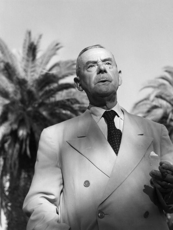 Thomas Mann im Garten seines Hauses in Pacific Palisades / Kalifornien