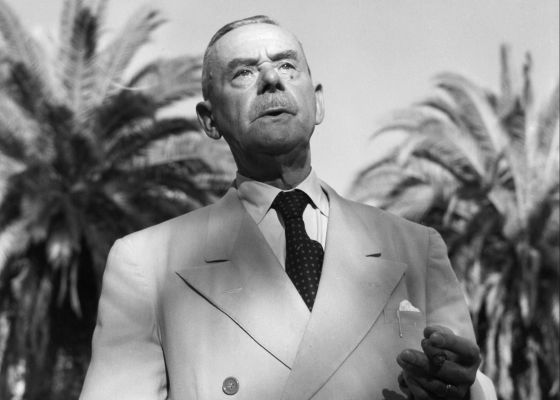 Thomas Mann im Garten seines Hauses in Pacific Palisades / Kalifornien
