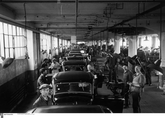 Opel-Werke Rüsselsheim - Taktstraße mit PKW in der Endmontage