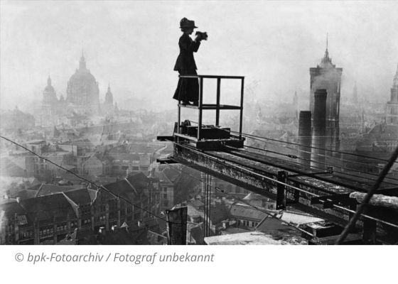 "Eine Berliner Reportage-Fotografin fotografiert von einem Kran des noch im Bau befindlichen Berliner Stadthauses"