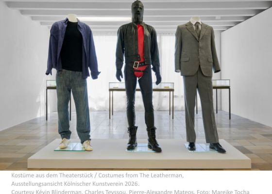 Kostüme aus dem Theaterstück / Costumes from The Leatherman, Ausstellungsansicht Kölnischer Kunstverein 2026. Courtesy Kévin Blinderman, Charles Teyssou, Pierre-Alexandre Mateos. Foto: Mareike Tocha
