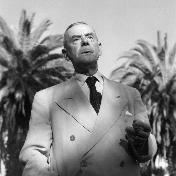 Thomas Mann im Garten seines Hauses in Pacific Palisades / Kalifornien