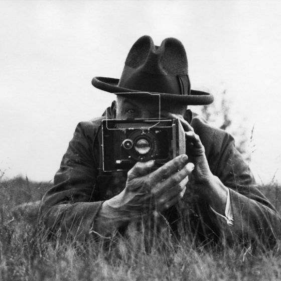 Selbstporträt des Fotografen Friedrich Seidenstücker (1882-1966) mit seiner Kamera