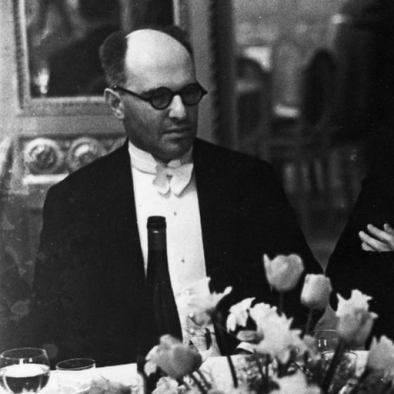 Erich Salomon bei einem Diner neben Mark Neven DuMont und einer Dame