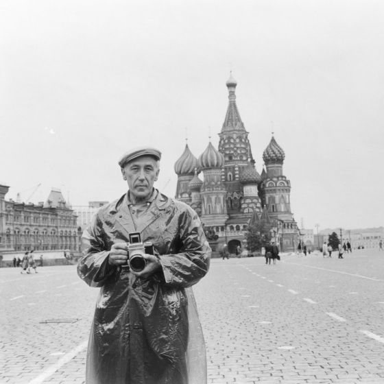 Der Fotograf Herbert Hensky vor der Basilius-Kathedrale