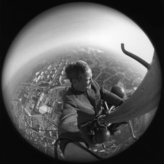 Gerhard Kiesling - Selbstporträt auf der Spitze des Fernsehturms in Berlin