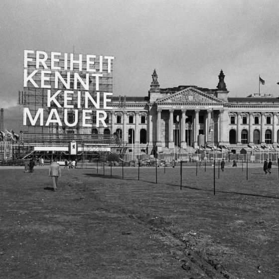 Der Reichstag, vom Platz der Republik aus gesehen und mit der Dekoration für die Kundgebung zum 1.Mai