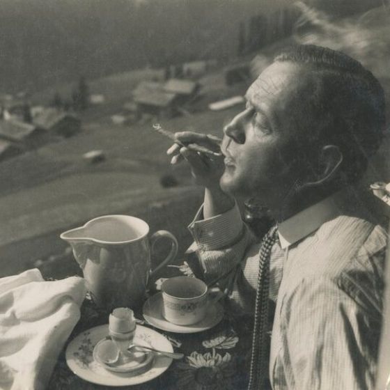 Der Fotograf Paul Wolff beim Frühstück in den Bergen.