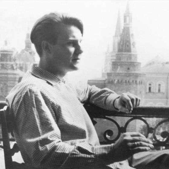 Gerd Ruge auf dem Balkon des Hotelzimmers im „Hotel National“